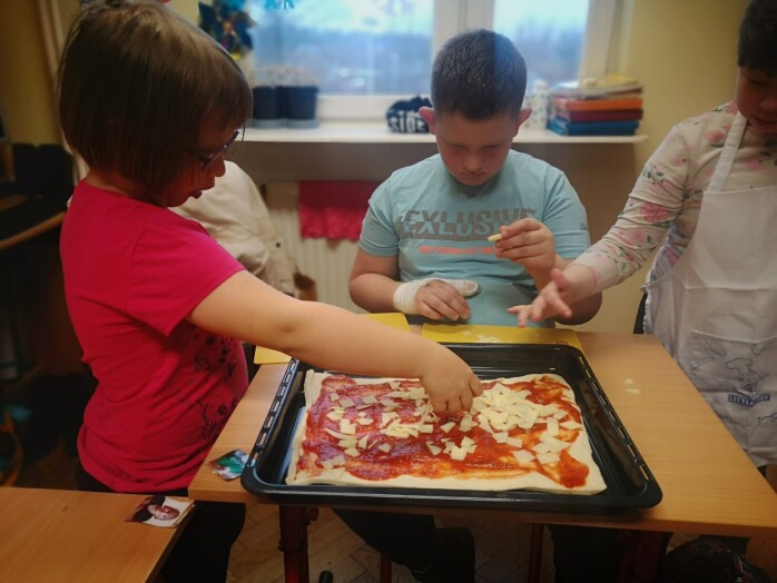 Dzieci robią pizzę