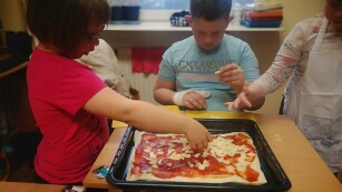 Dzieci robią pizzę