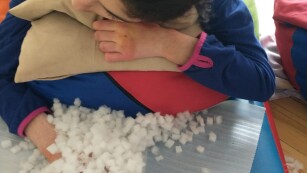 Dzieci poznają materiał imitujący śnieg